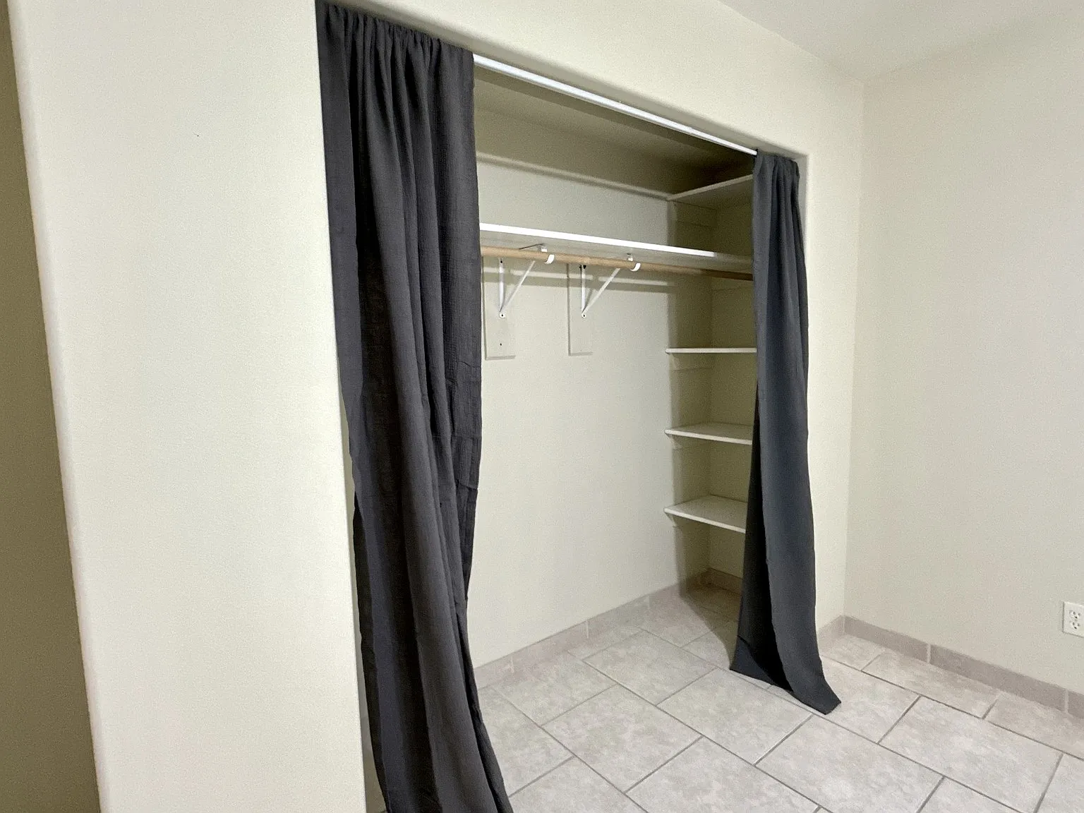 4 bed, 2.0 bath, 3600 sqft, $870 — Photo 4