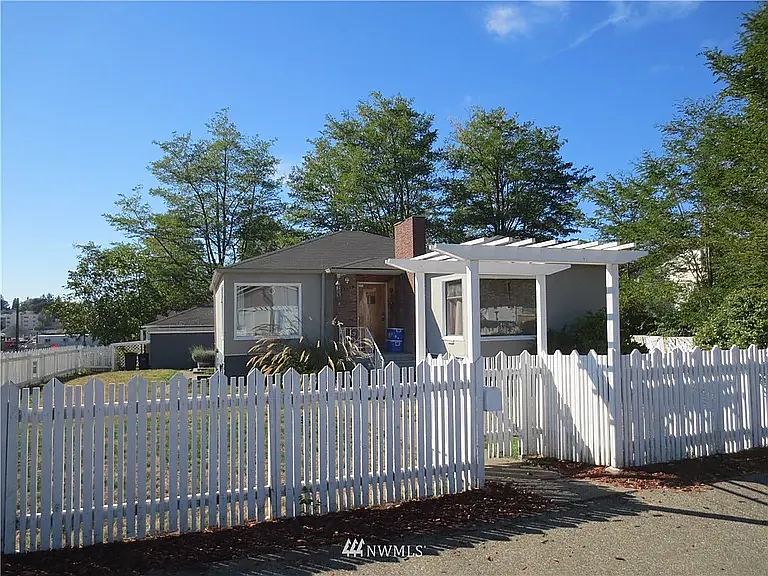 6 bed, 2450 sqft, $4,400 — Photo 2