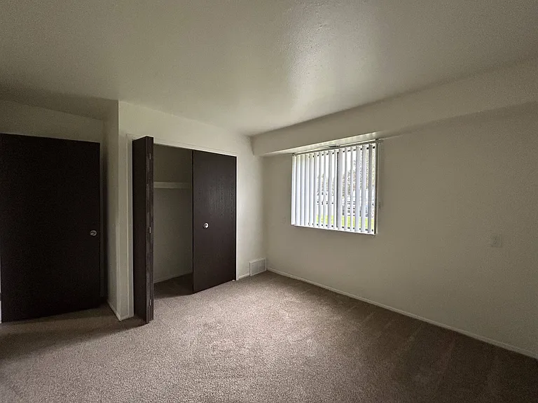 Windsor Place Apartments — Photo 77