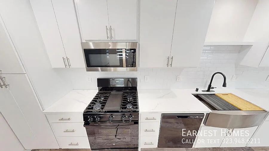 Newer Construction 1BR/1BA in South LA W/D In-Unit & Sleek Appliances! — Photo 4