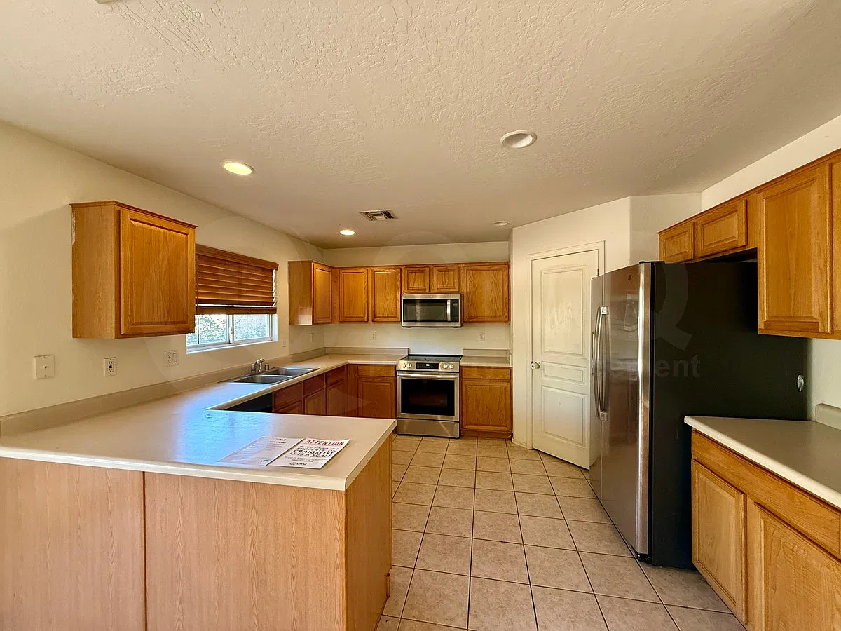 4 bed, 4.0 bath, 2159 sqft, $1,959 — Photo 4
