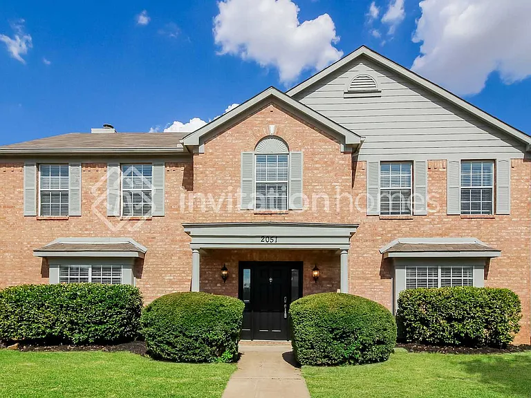 2051 Vista Dr — Photo 1