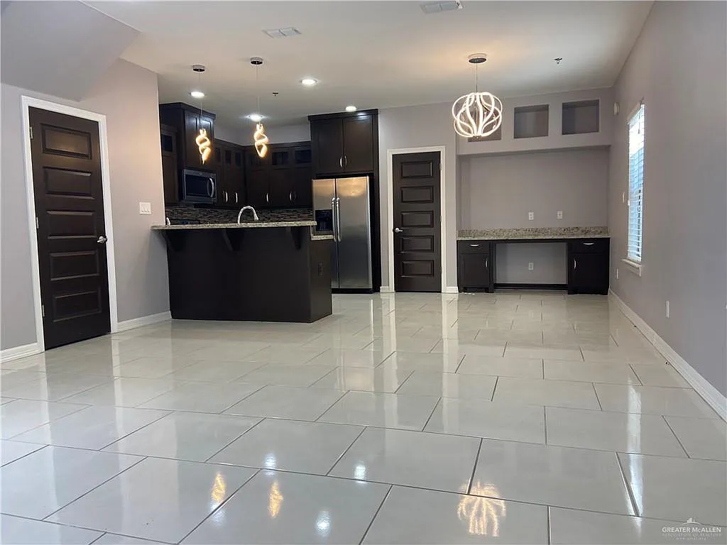 2 bed, 2.5 bath, 4740 sqft, $1,100 — Photo 3