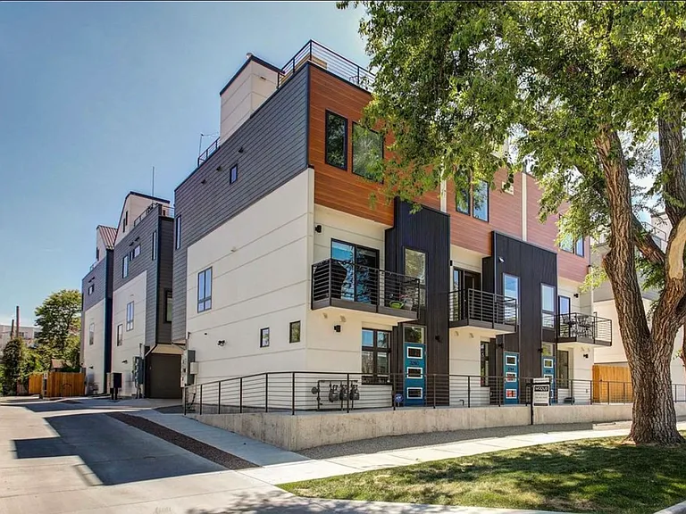 W Conejos Pl — Photo 1