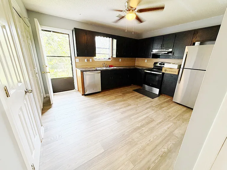 2133 Cheshire Dr — Photo 6