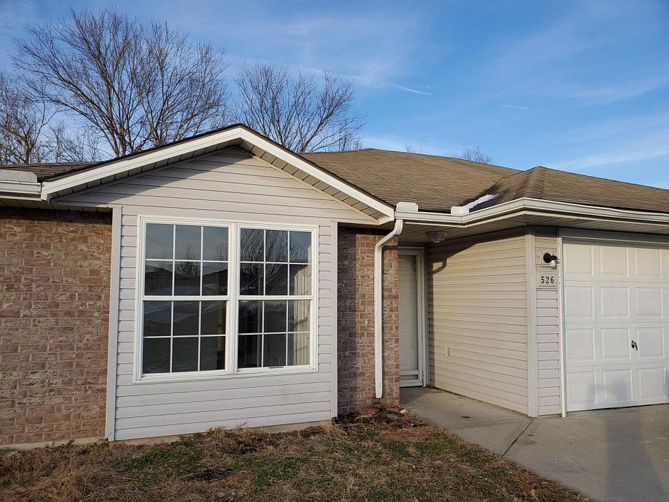 1st image of 526 NW Woodbury Dr