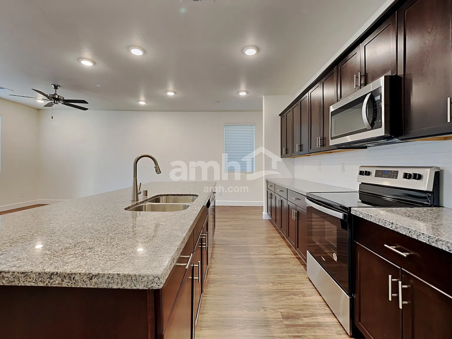 4 bed, 2.5 bath, 2130 sqft, $2,400 — Photo 4