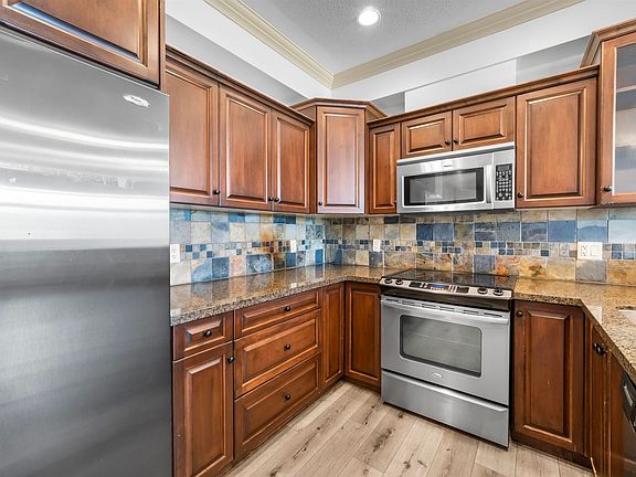 4th image of 45893 Chesterfield Ave #307