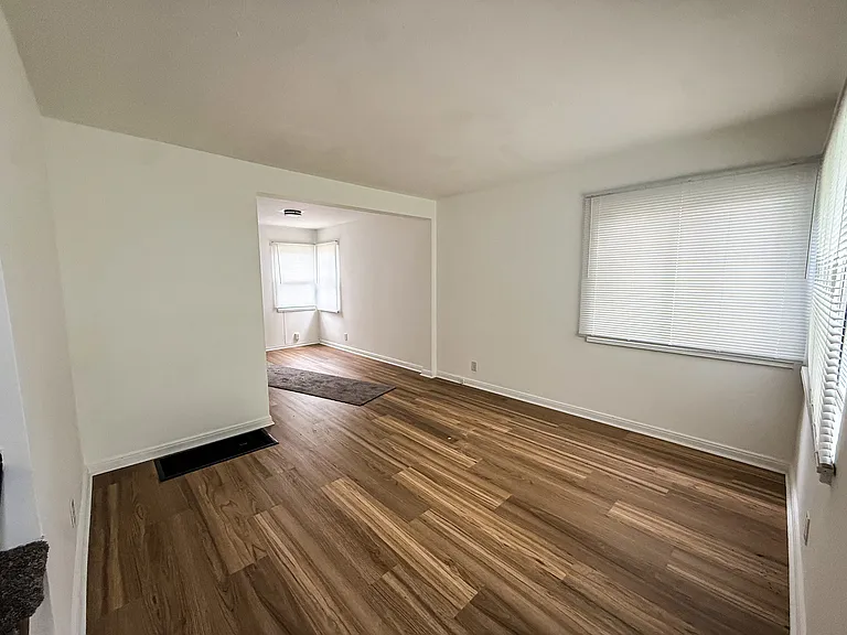 868-870 Wiltshire Rd #868 — Photo 6