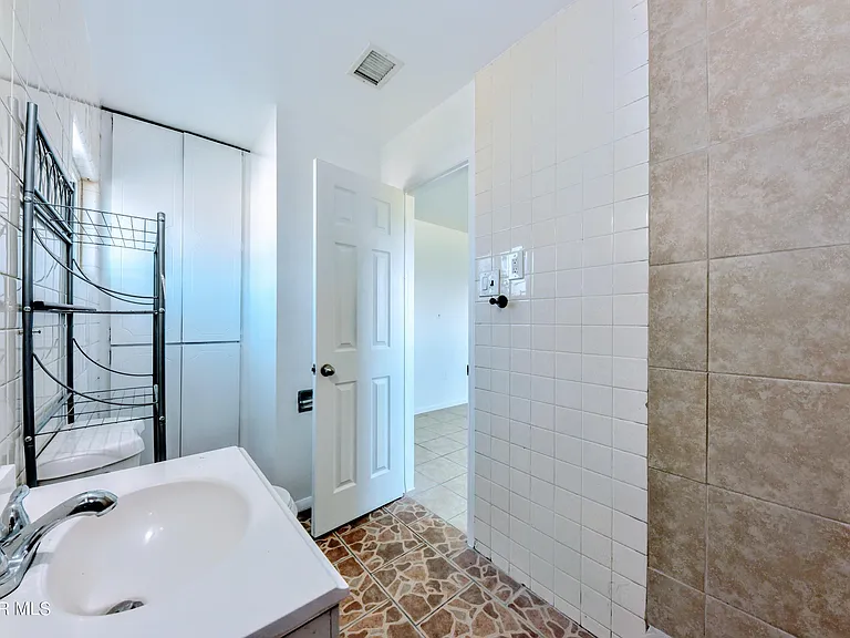 753 N Carolina Dr — Photo 29