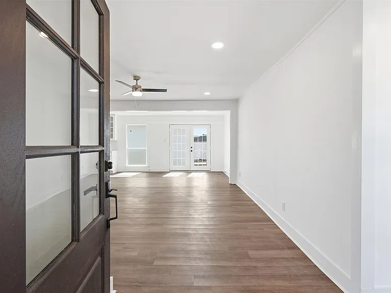 100 Howard Dr — Photo 2