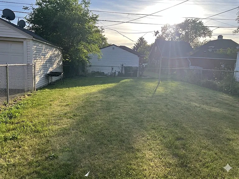 7637 Manor Ave — Photo 10