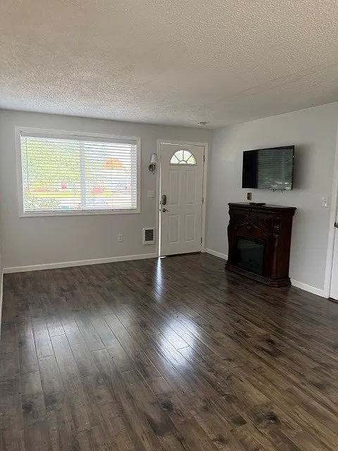 3 bed, 1120 sqft, $2,000 — Photo 4