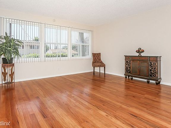 011-Living_Room-676007-mls