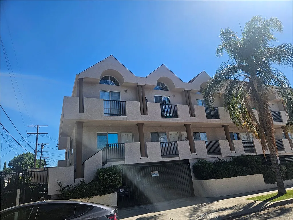 Building Photo - 14159 Gilmore St #9