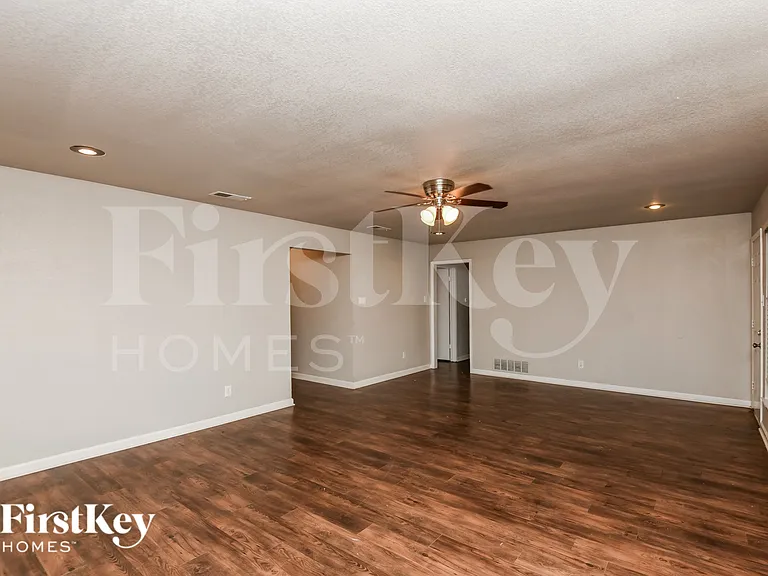 600 NW Chisholm Rd — Photo 3