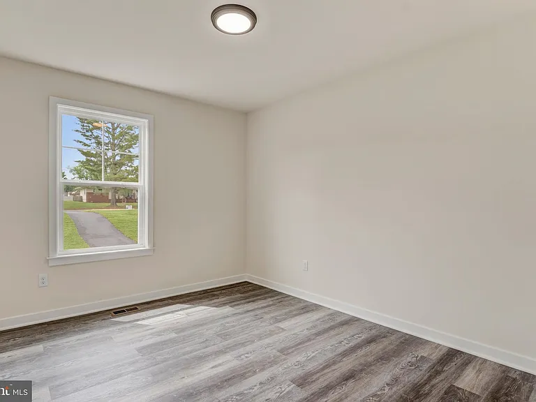 19 Carol St — Photo 18
