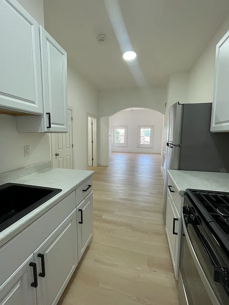 105 S Howard St — Photo 2