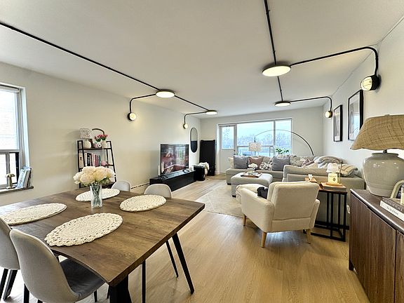 4th image of 420 Eglinton Ave E #402