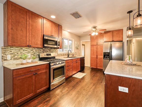 3rd image of 412 Woodward Ave