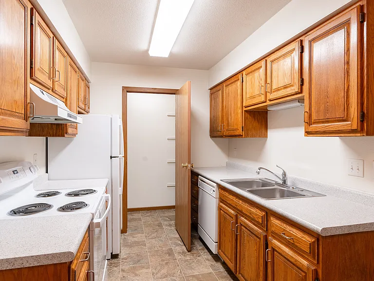 Fargo, ND Brownstone Apartments | 22A | Kitchen