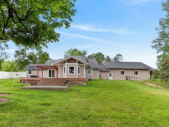 3rd image of 33107 Chippewa Dr