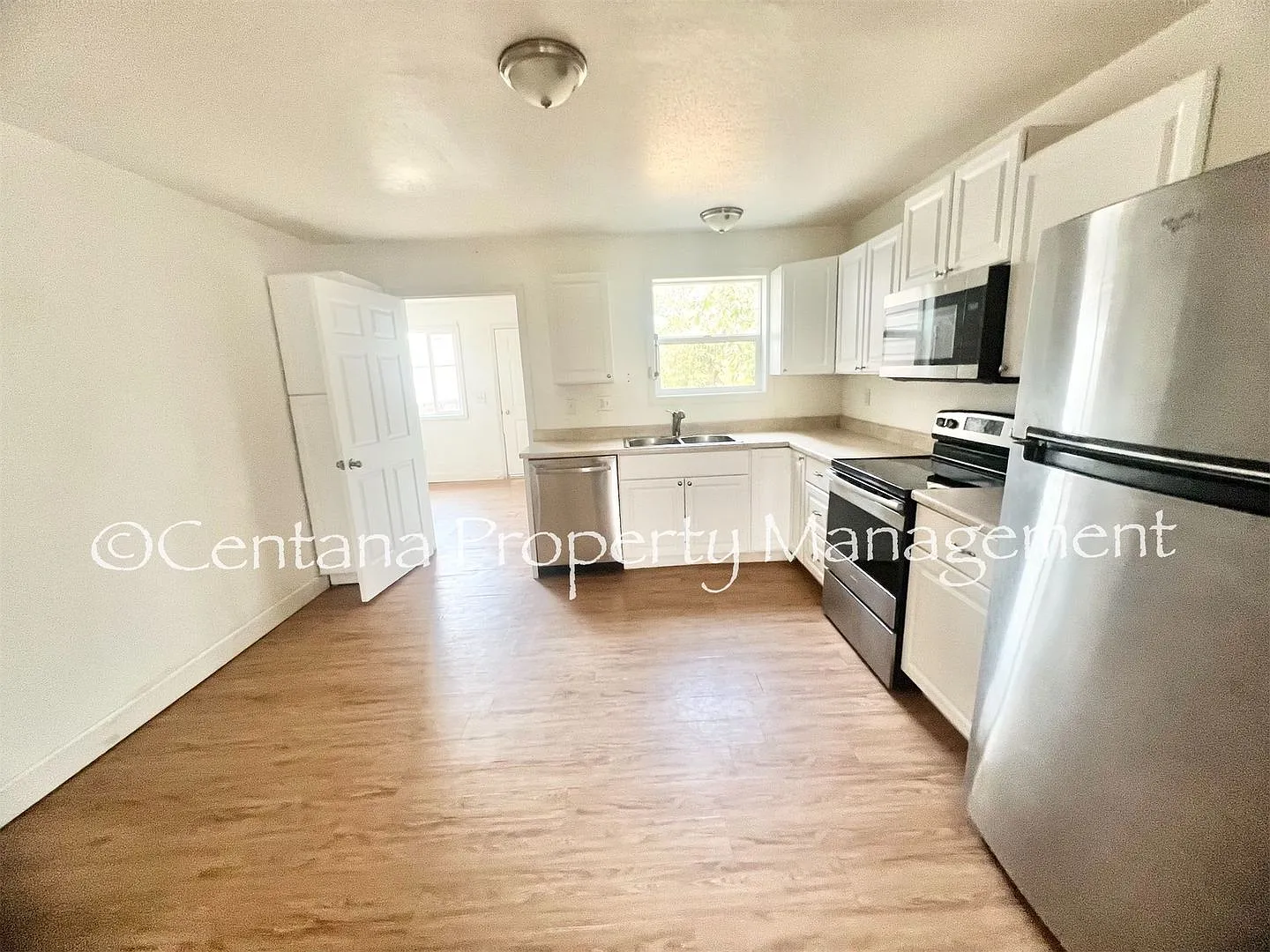 Pet friendly house with a fenced yard! — Photo 3