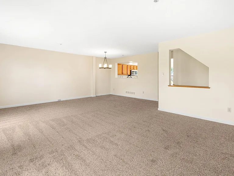 1036 Royal Dr — Photo 12
