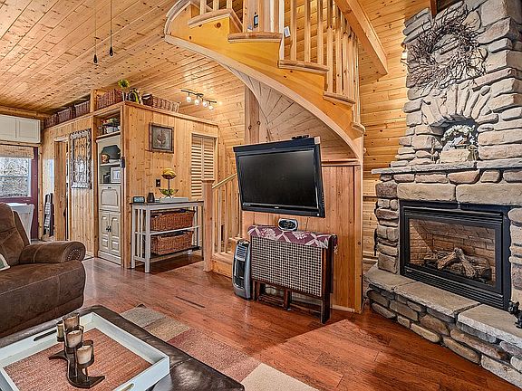 Spiral staircase, gas firepl
