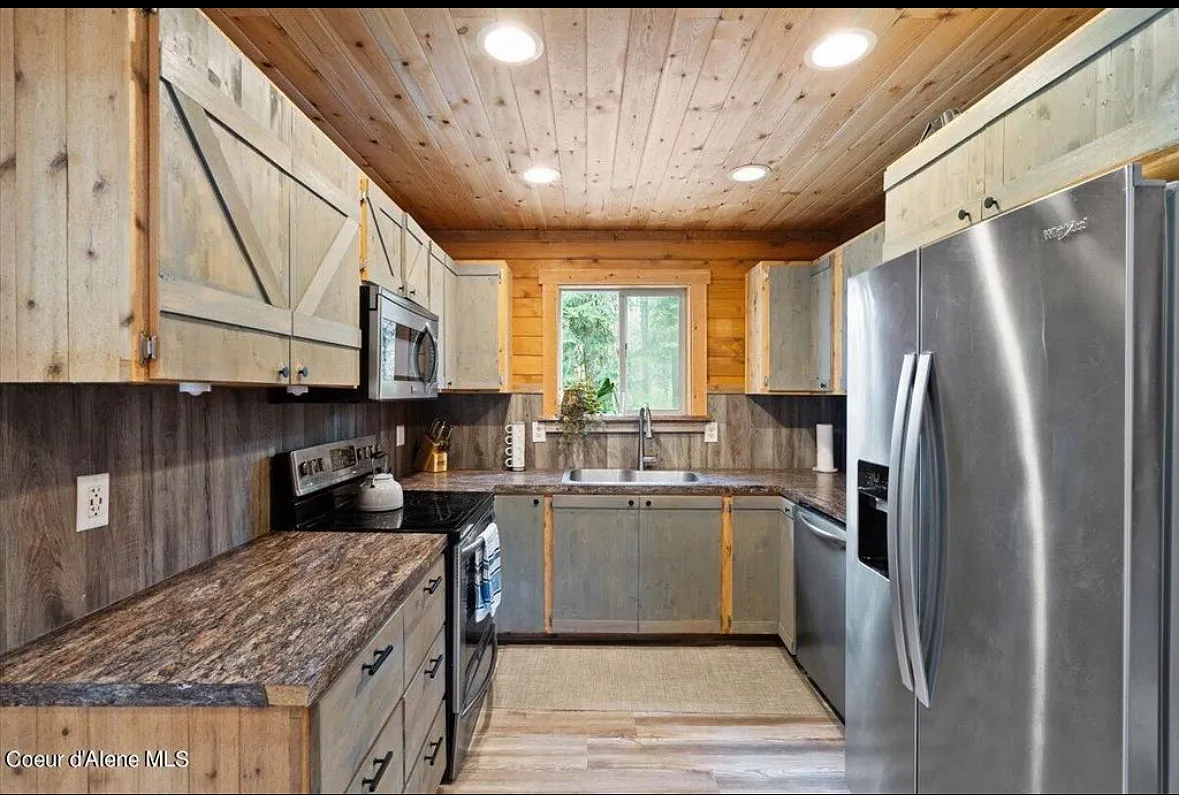 N Estates Dr, Athol — Photo 3