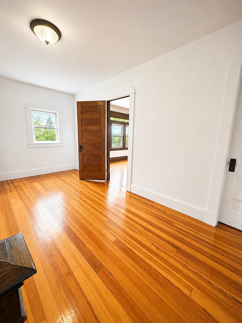 Large Multi Family Home — Photo 4