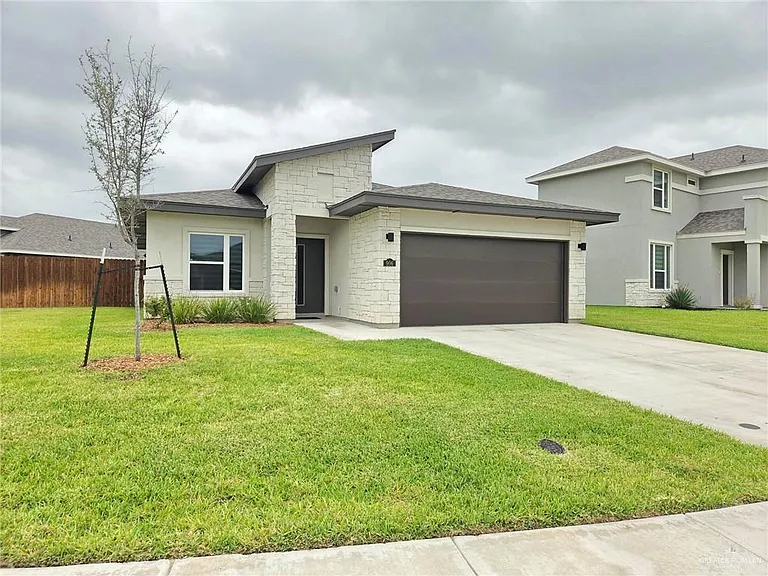 906 S Tecate Dr — Photo 2