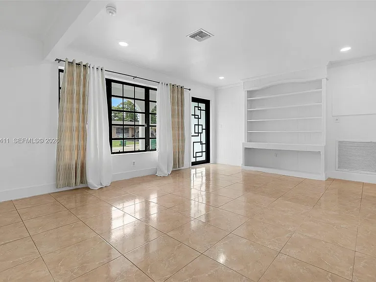 6101 SW 24th St — Photo 4
