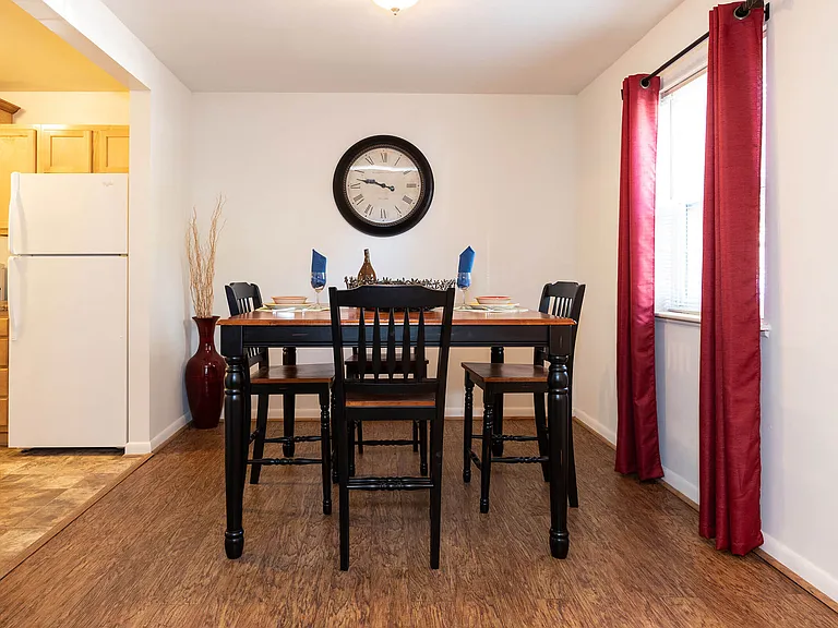 Newport Lake Apartments — Photo 8