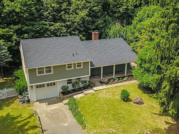 2nd image of 7 Woodridge Ln