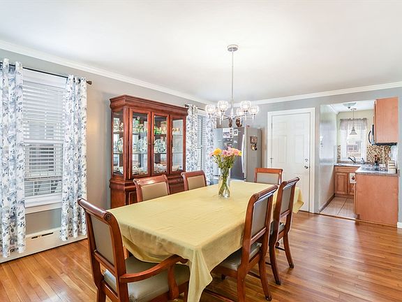 5th image of 154 Tallman St