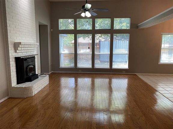 3rd image of 902 Busby Dr