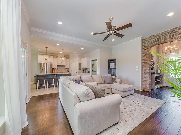 5th image of 317 Benedict Dr