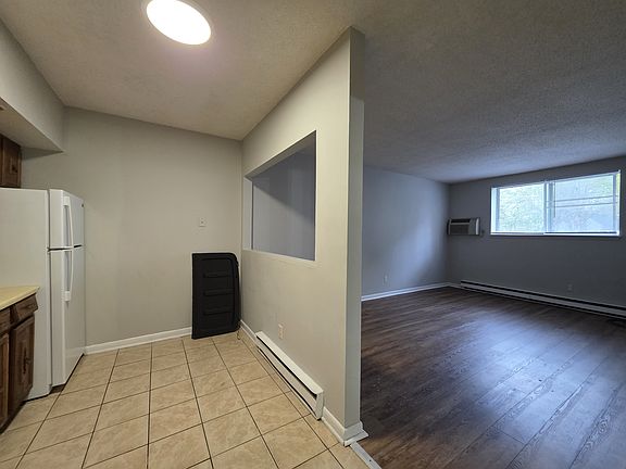 5th image of 104 Lexington Ave APT 2