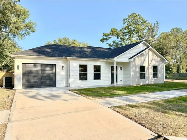 144 Pacific Ave, Osawatomie, KS 66064