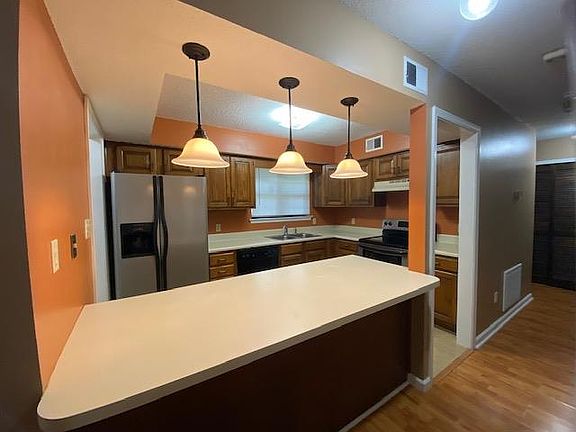 3rd image of 200 E Lakeshore Dr