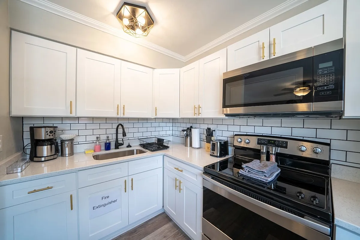 1 bed, 400 sqft, $2,100 — Photo 3