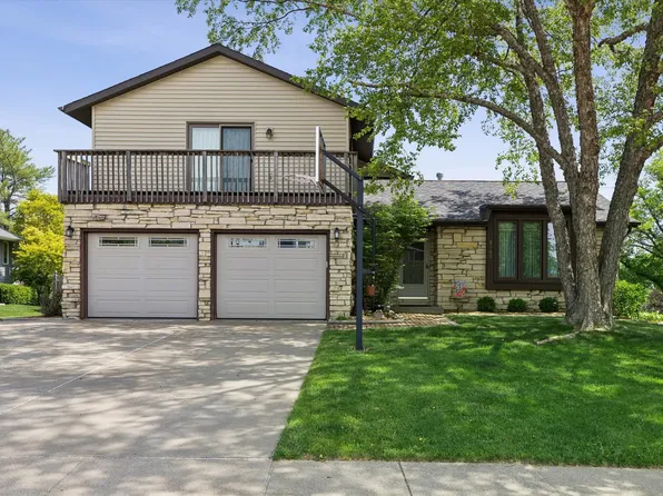 3160 Hartford Dr, Bettendorf, IA 52722