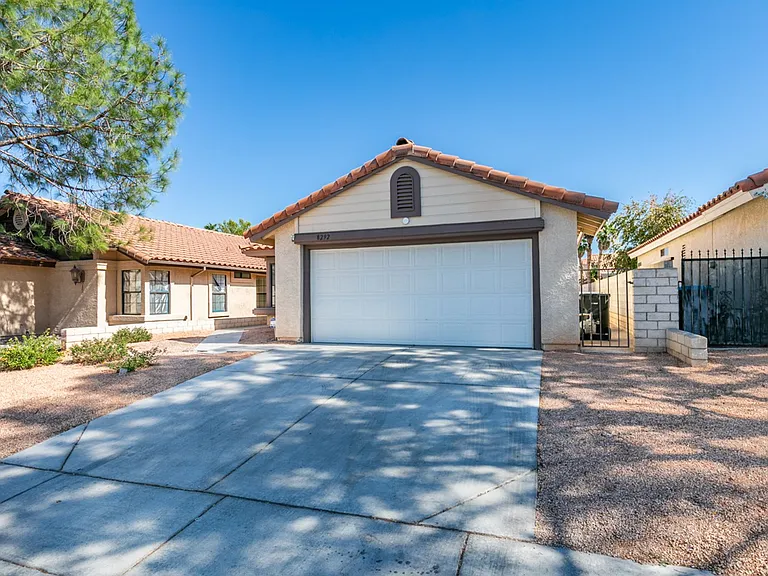8292 Palmada Dr — Photo 2