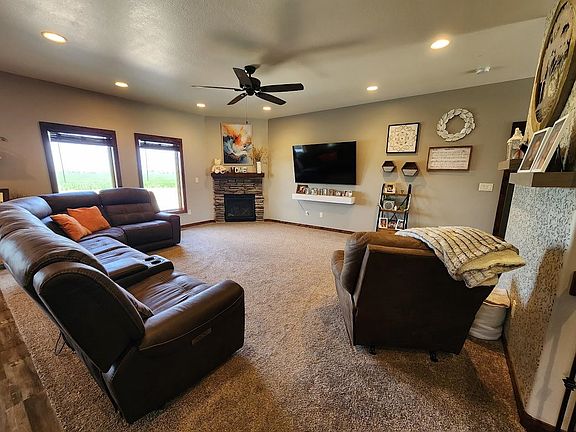4th image of 2802 Woodbine Ave