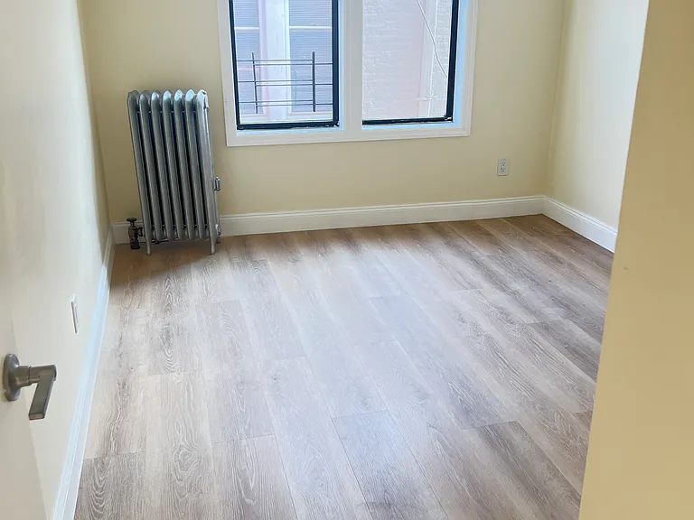 Noble Ave — Photo 2