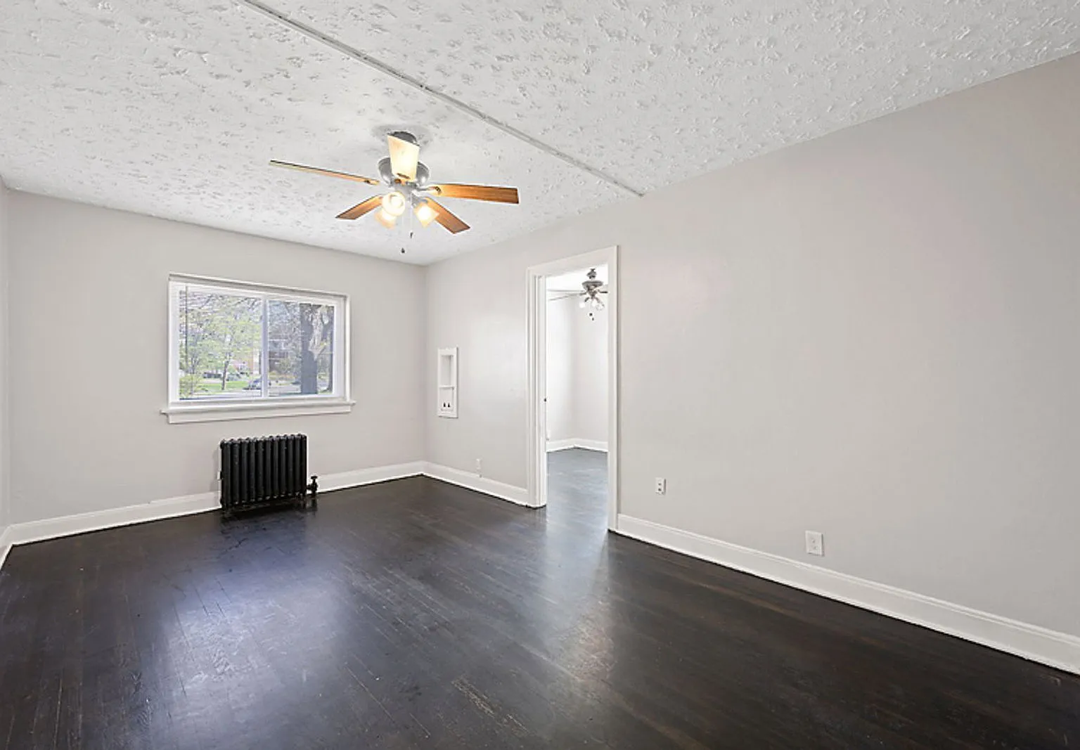 1 bed, 1.0 bath, $899 — Photo 2