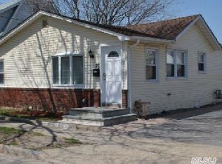 20 Radcliff Rd, Island Park, NY 11558