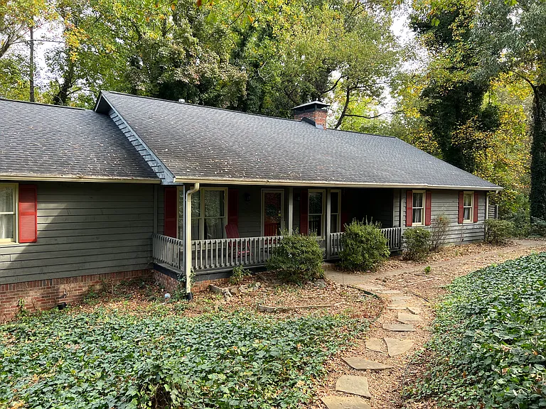 704 Mohawk Dr — Photo 2