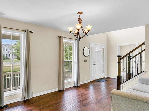 3rd image of 104 Goldenrod Dr